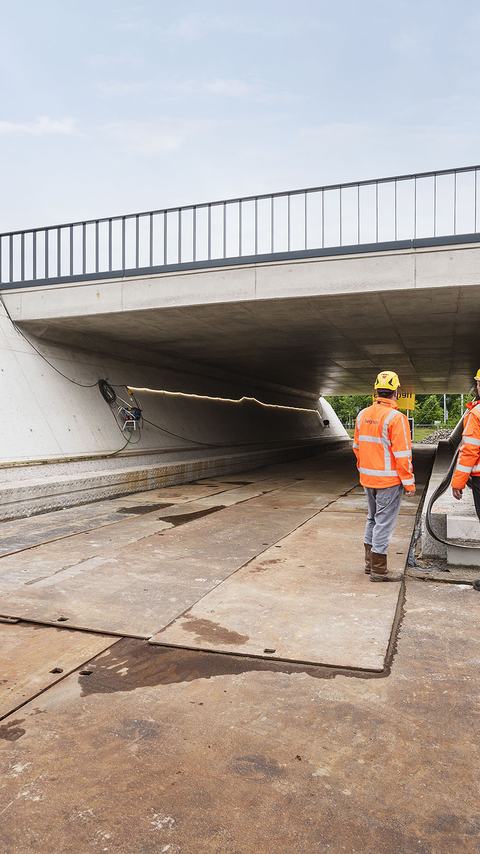 In beeld twee Heijmans collega's voor de fietstunnel in Beverwijk