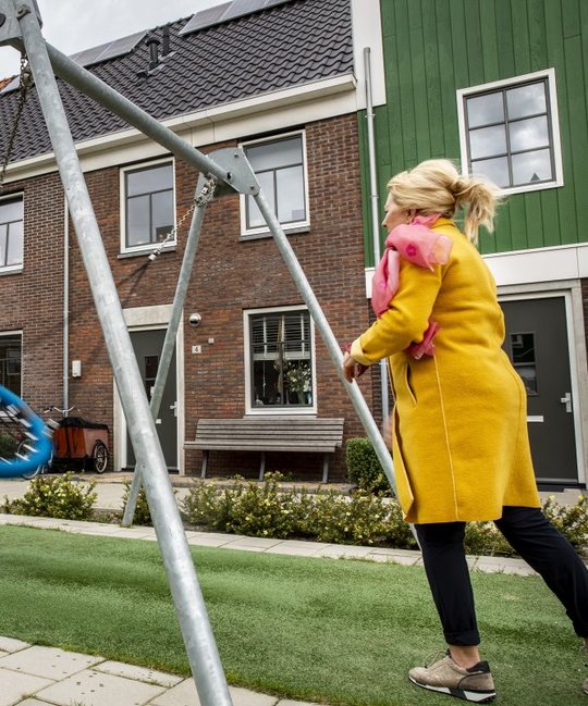 Kinderen spelen in speeltuin voor Heijmans Huismerkwoningen in Landsmeer, Luijendijk Zuid.jpg