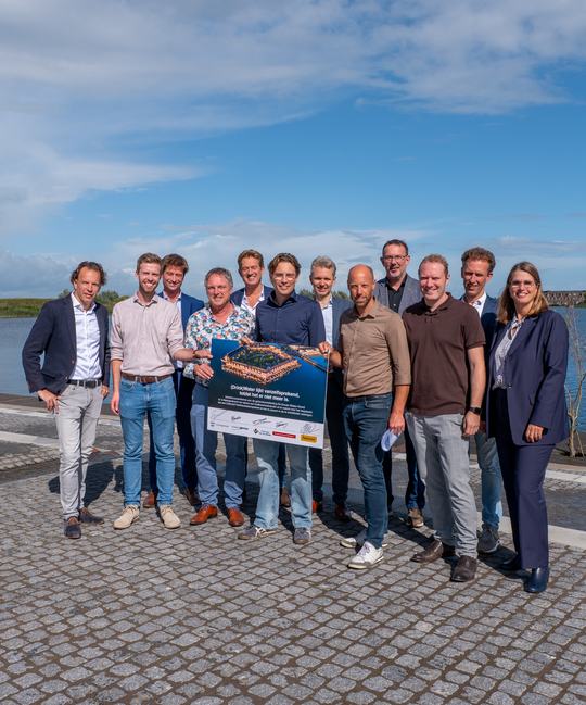 Ondertekening onderzoek gebruik huishoudwater in Groote Wielen
