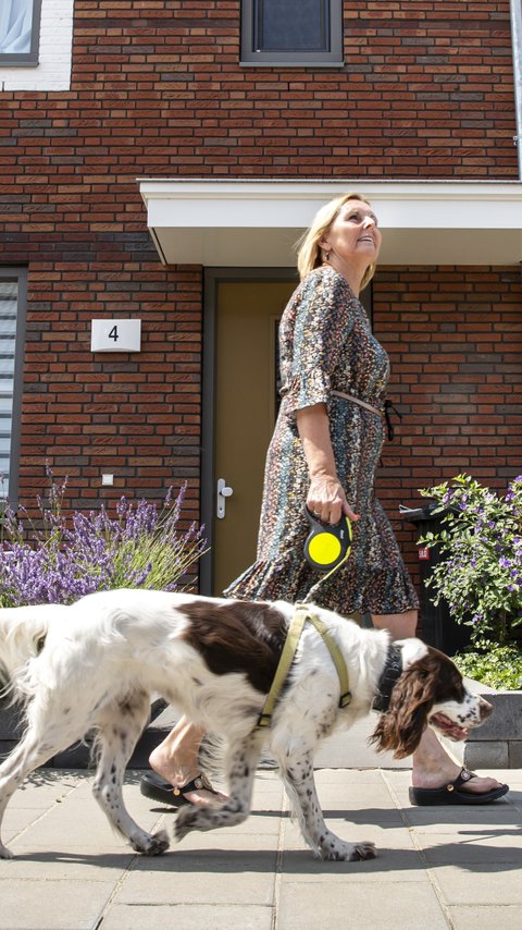 Bewoner met hond voor Heijmans Huismerk conceptwoning.jpg