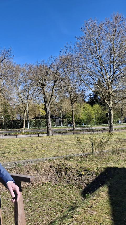 Sander Dekker op de brug in voortuin Heijmans
