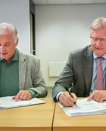 Tekenmoment Ton Hillen en van Gisbergen