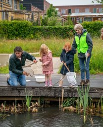 Lodewijk Hoekstra en kinderen tijdens de ontdekkingstocht in Maanwijk, georganiseerd door Heijmans.