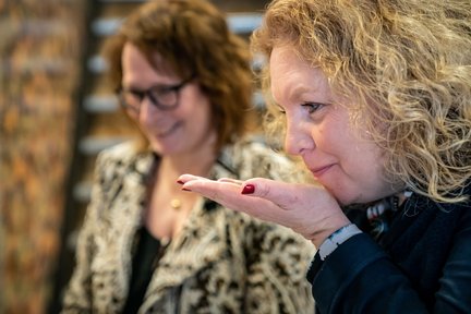 Miranda van Eeten, inkoper bij Heijmans, en collega Angelique van Geenhuizen.