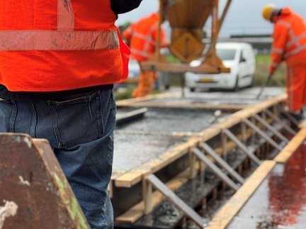 Het storten van het brugdek in de prefabricage fabriek in Nijkerk