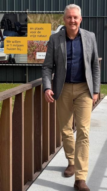 Robert Koolen loopt op de brug bij het hoofdkantoor van Heijmans in Rosmalen.
