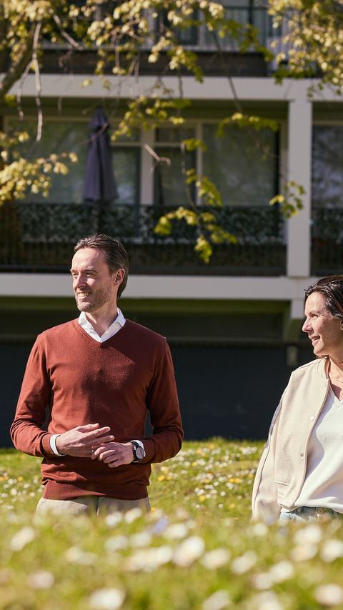 Personen met elkaar in gesprek voor flats.