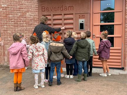 Foto rondleiding kinderen brievenbus