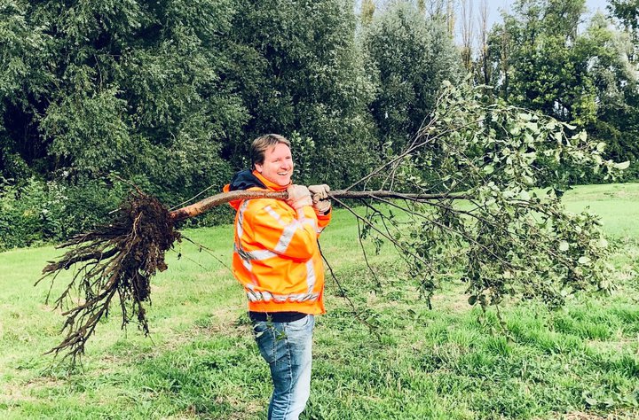 Maarten Rutgers met boom Struikroven Vijfsluizen Vlaardingen.jpg