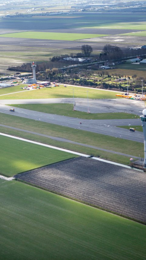 Asfalt Flightflex Polderbaan Schiphol Heijmans maart 2021 verkeerstoren.jpg