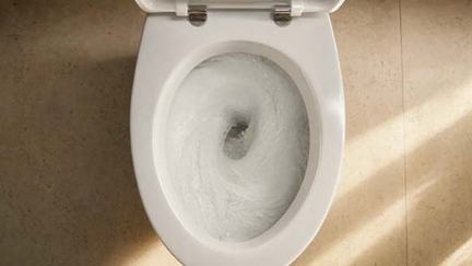 Een wc die doorgespoeld wordt.