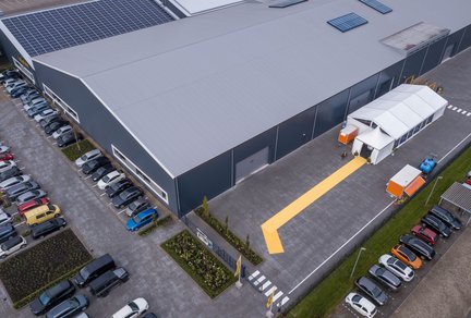 Door de batterij in combinatie met de zonnepanelen te gebruiken, creëert de houstkeletbouwfabriek in Heerenveel nog meer rendement