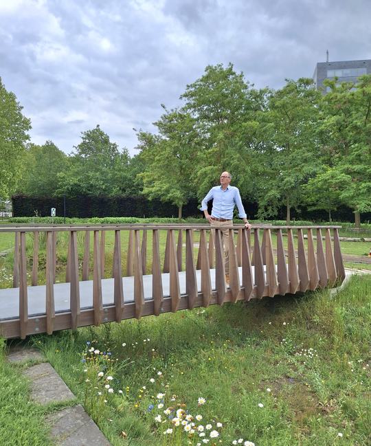 Tom Kohler op de brug voor kantoor Heijmans