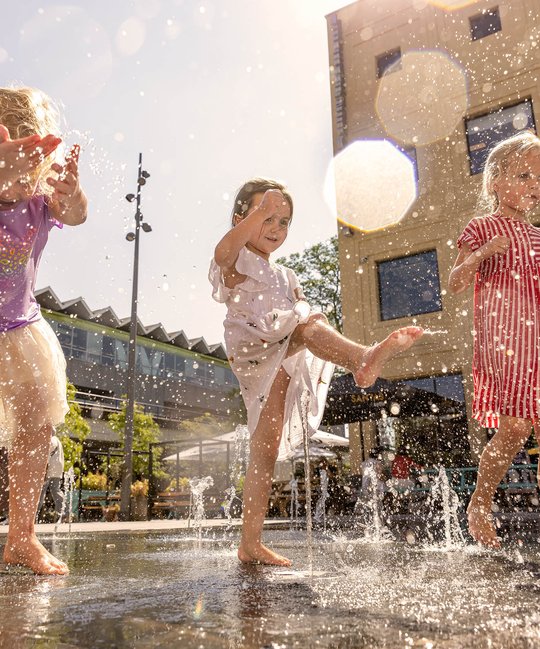 Kinderen spelen in de fontein op  het Hart van Zuidplein in Rotterdam.