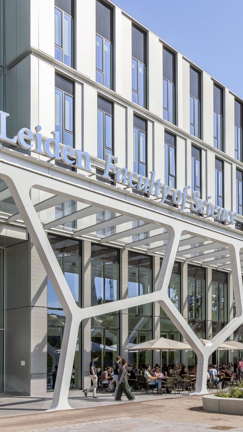 Entree van het nieuwe Gorlaeus Gebouw van de Universiteit Leiden