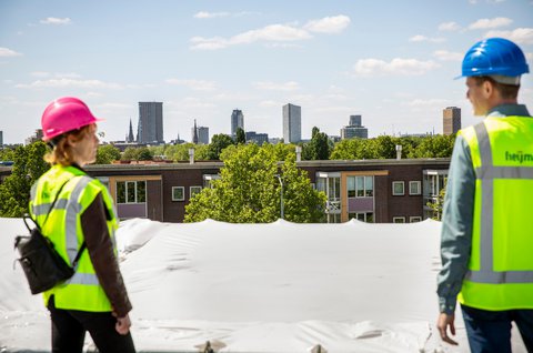 Boven op het dak van het gebouw op de Jan Toopopstraat
