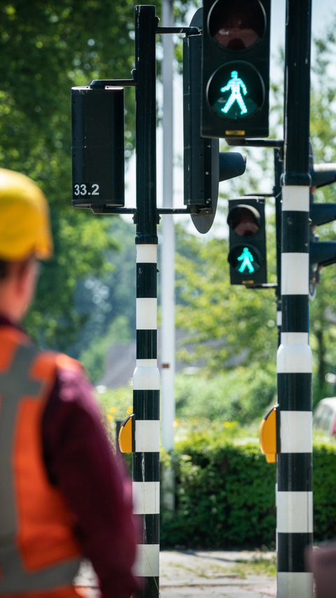 Vloeiend verkeer op een drukke weg dankzij slimme infrastructuuroplossingen die storingen minimaliseren.