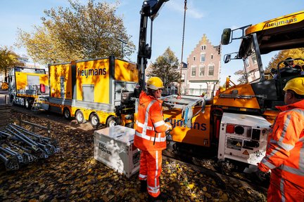 Mobiel laadstation voor elektrische asfaltspreidmachine