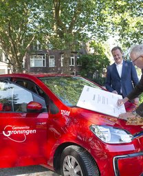 Ondertekening laadpalen gemeente Groningen en Heijmans. Wethouder Broeksma (rechts) tekent de overeenkomst met Waldeck Podgorski (Heijmans)