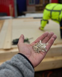 Hand met vezelhennep.