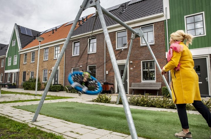 Kinderen spelen in speeltuin voor Heijmans Huismerkwoningen in Landsmeer, Luijendijk Zuid.jpg