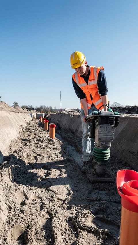 Grondwerk Maanwijk Leusden Heijmans infra regio MiddenOost sleuf.jpg