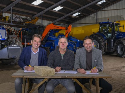 De samenwerking werd ondertekend in de stal van agrarier Hooijer (midden), met Harwil de Jonge (Heijmans, links) en Marthijs Roorda (GreenInclusive)