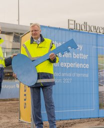 Start bouw Eindhoven Airport door Heijmans. Roel Hellemons (CEO Eindhoven Airport) overhandigt sleutel aan Ton Hillen (CEO Heijmans)