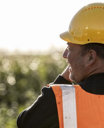Een medewerker van Heijmans glimlacht vriendelijk