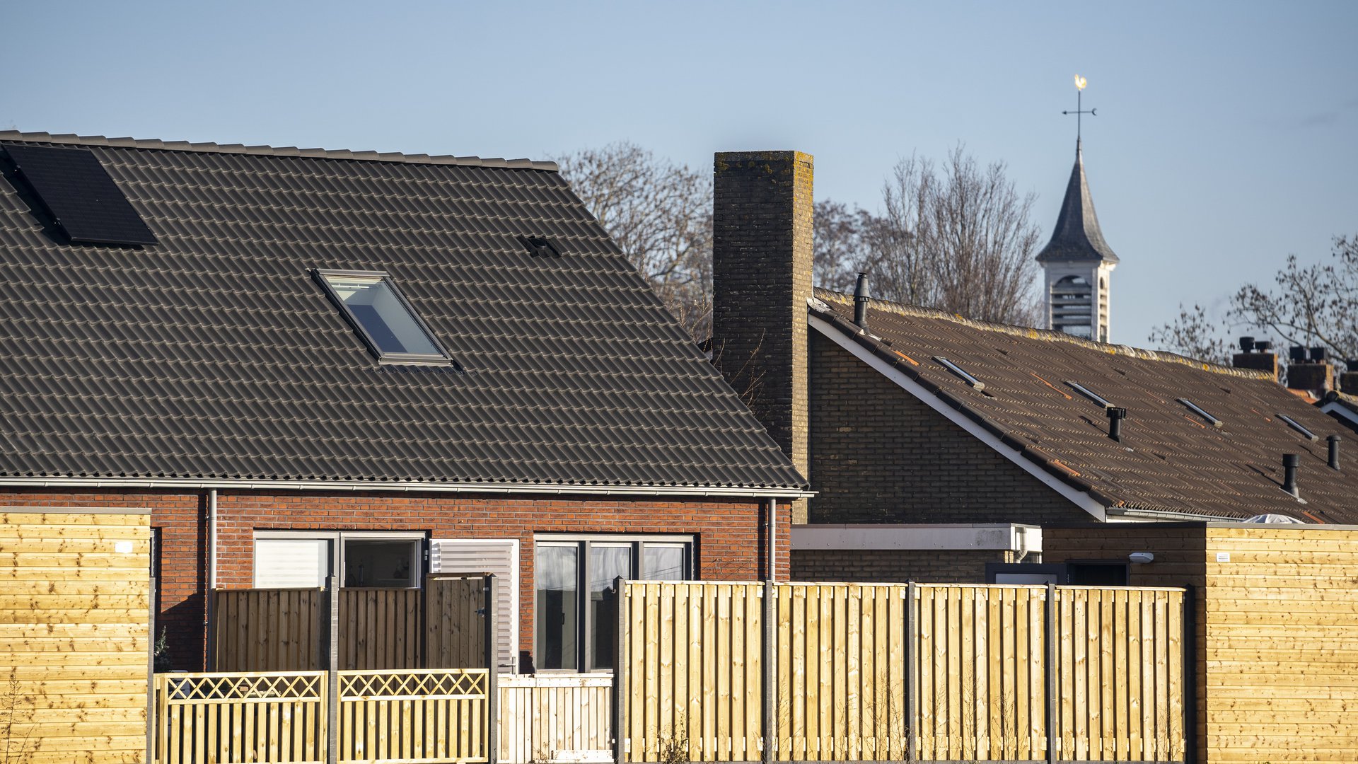 Waterlandkerkje - achterzijde met tuin