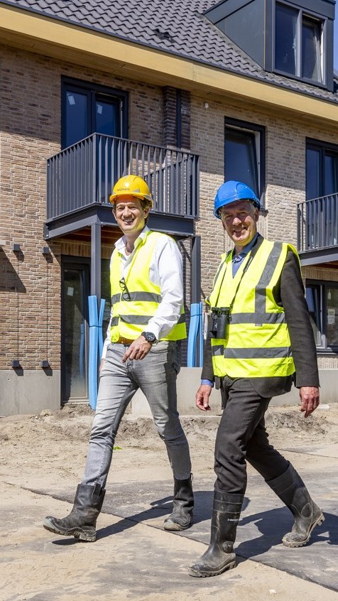 Links directeur Heijmans Harwil de Jonge en rechts directeur Vogelbescherming Karsten Schipperheijn. Foto: Fred van Diem