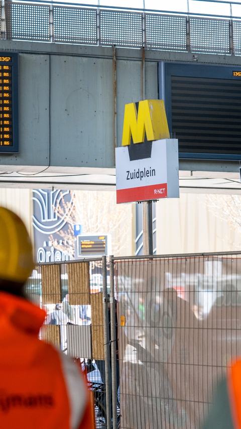 Een Heijmans medewerker loopt op metrostation Hart van Zuid Rotterdam