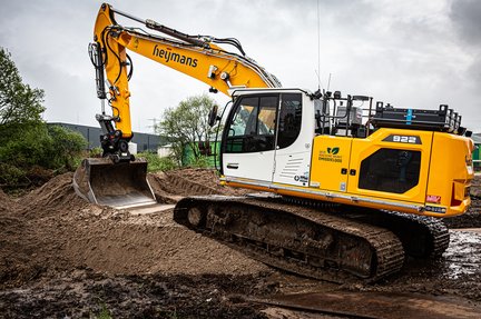 De Liebherr 922 weegt 25 ton