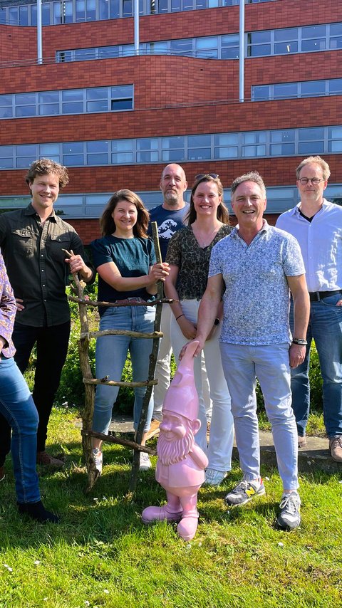 Op de foto v.l.n.r.: Els Otterman (Stichting Deltaplan Biodiversiteitsherstel), Jeroen Demmer (Dura Vermeer), Emma Rotman (Strukton),  Albert Vliegenthart (Vlinderstichting), Lianne Slagter (Witteveen+Bos), Léon Dielen en Jan Willem Burgmans (Heijmans)