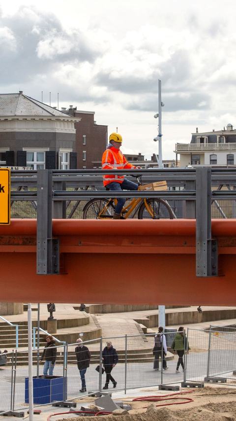 Heijmans employer on a bike during the renovation in Scheveningen