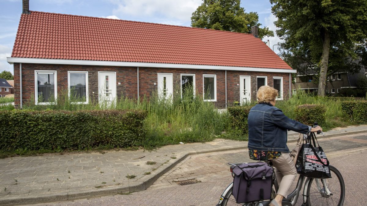 Heijmans Huismerk woning met fietsende bewoner in Geleen, Kastanjelaan en Seringelaan.jpg