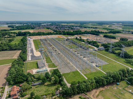 Hoogspanningsstation-Maasbracht-en-natuurgebied---32652