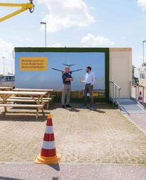 Collega's van Heijmans buiten het bezoekerscentrum van Schiphol.