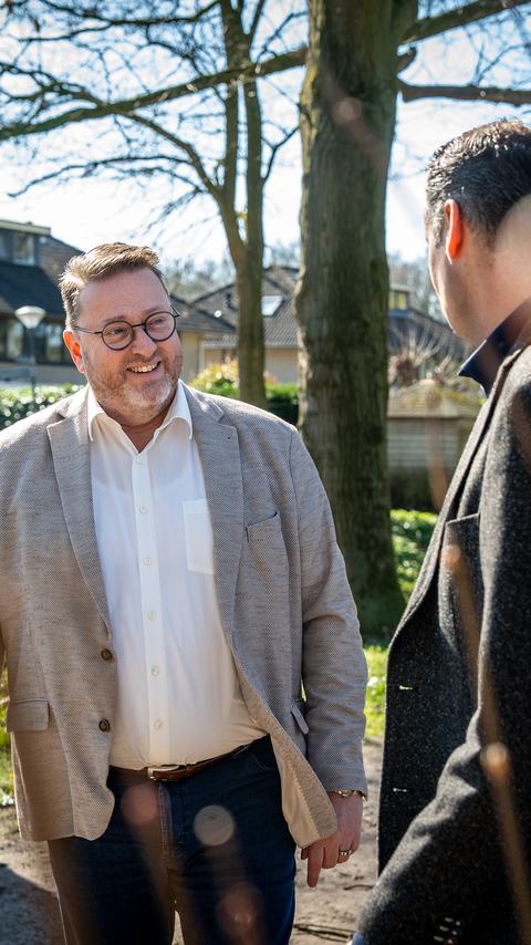 Marco Siecker (gemeente Vught) in gesprek met Bas van den Broek (Heijmans)