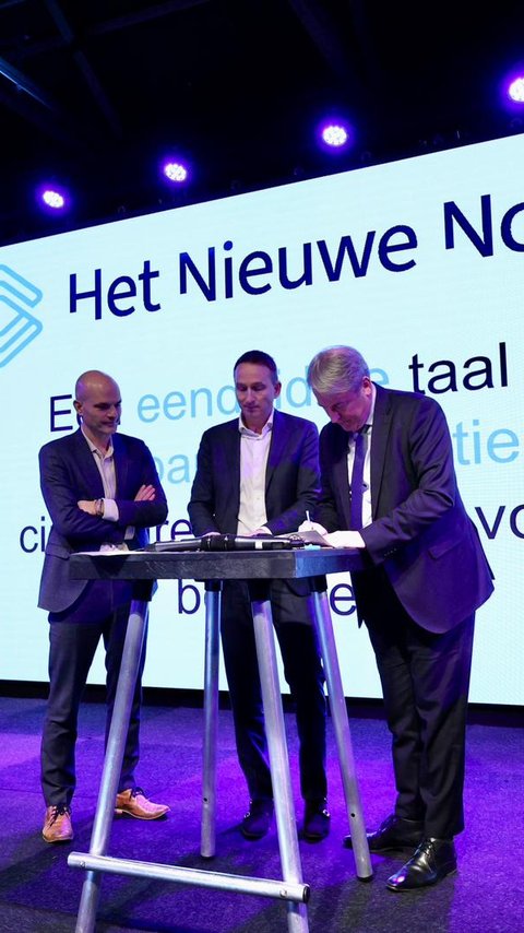 Directievoorzitter Marc de Vreede ondertekend een document