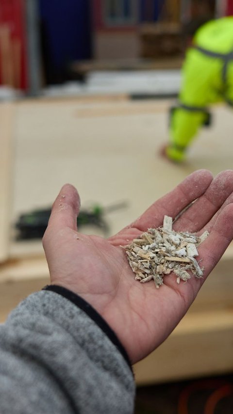 Hand met vezelhennep.