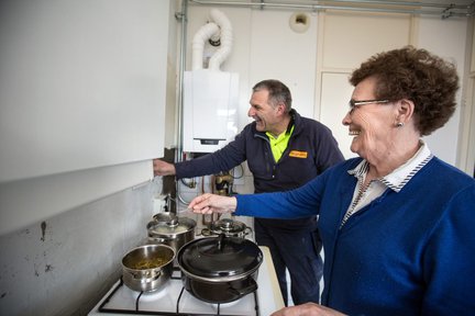 Heijmans Bwoond collega gaat bij bewoner langs voor het renovatieproject in Castorflats Groningen