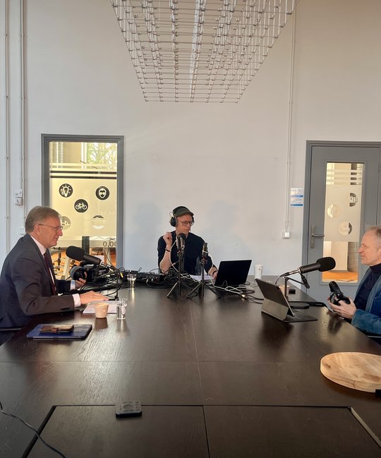 1. Studiogesprek wide - header site