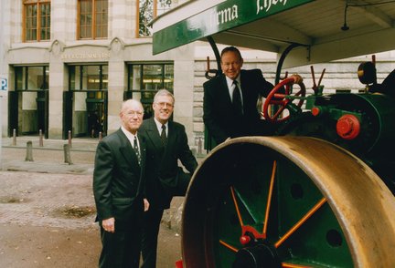 Van links naar rechts: Lambert Heijmans, Joop Janssen en Jan Heijmans voor de beurs in Amsterdam