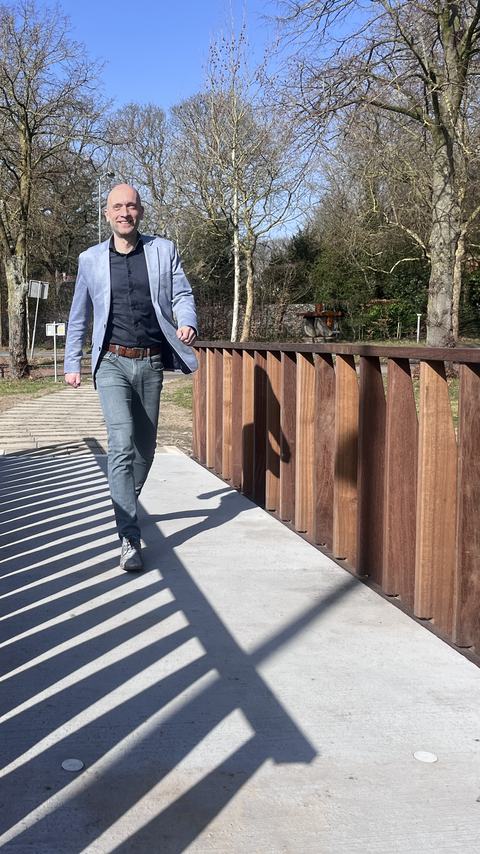 Maarten Kokshoorn staat op een brug.