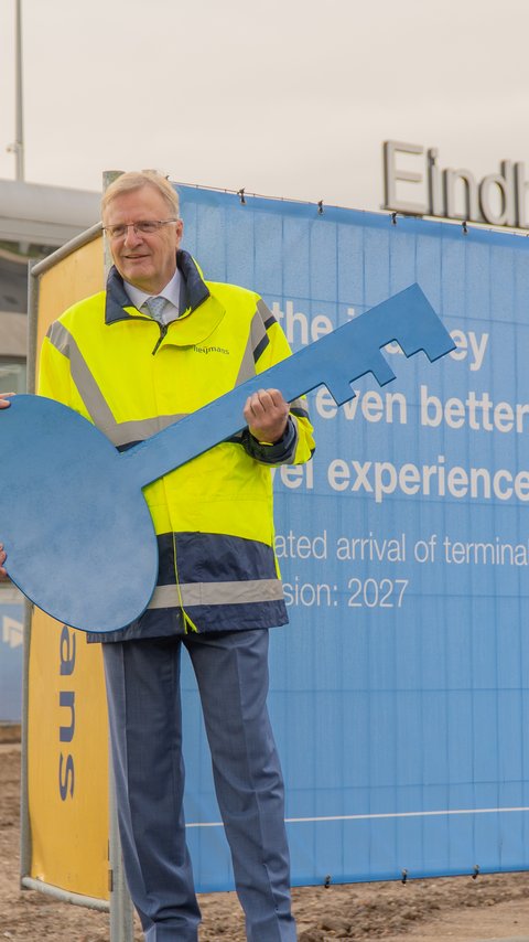 Start bouw Eindhoven Airport door Heijmans. Roel Hellemons (CEO Eindhoven Airport) overhandigt sleutel aan Ton Hillen (CEO Heijmans)