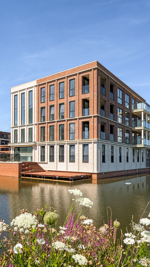 Een flatgebouw aan het water.