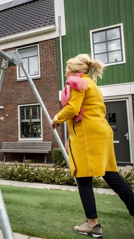 Kinderen spelen in speeltuin voor Heijmans Huismerkwoningen in Landsmeer, Luijendijk Zuid.jpg