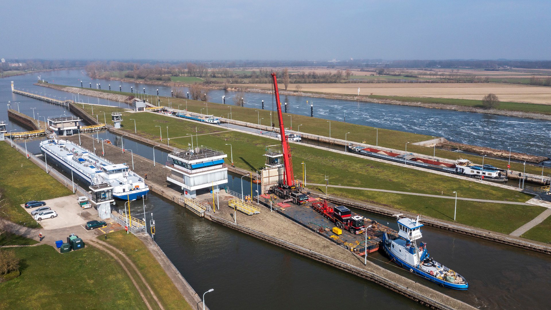 Heijmans waterwerken sluis Sambeek sluisdeur overzicht 1.jpg
