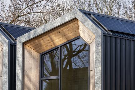 Compacte houten Heijmans TWO-woningen op een groene locatie.